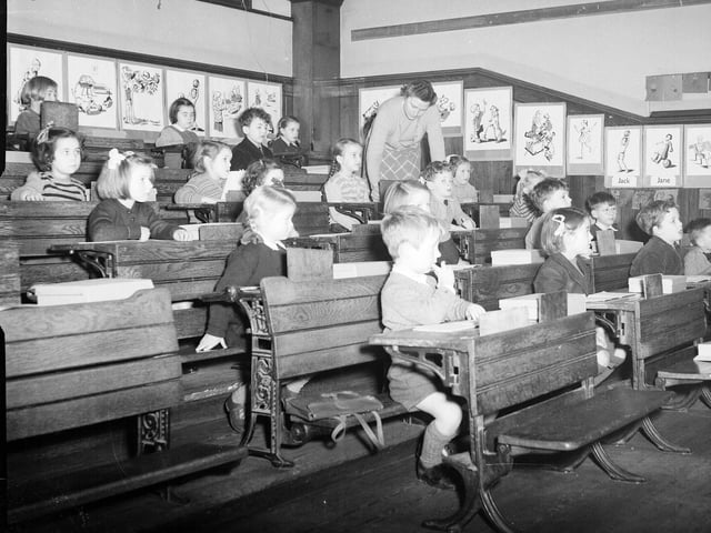 A galleried classroom art South Morningside School in December 1952.
