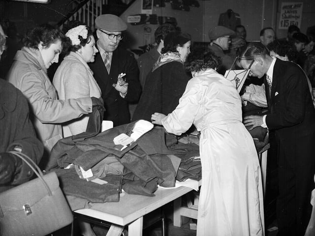 A sale at Blyths department store in Earl Grey Street, Tollcross, in January 1959.