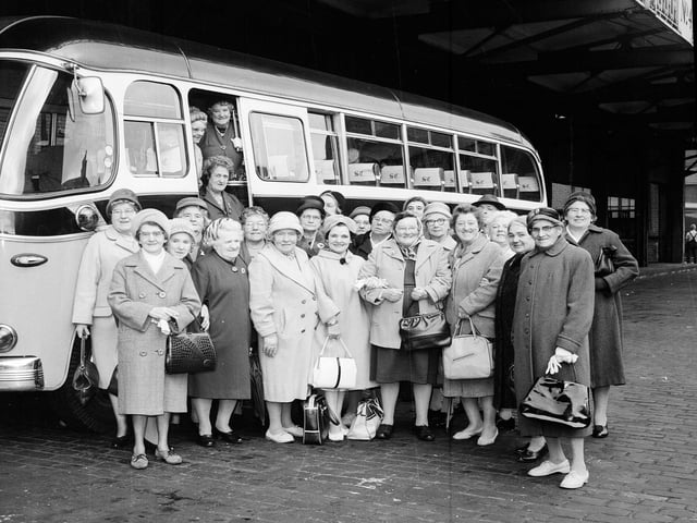 Tollcross OAPs Association set off to visit the Forth Road Bridge and Kirkcaldy