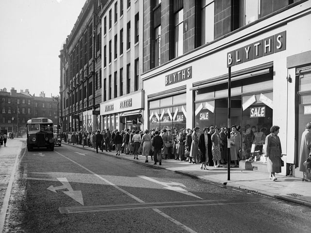 The queue for the Blyths Ltd sale in n Earl Grey Street in July 1958.
