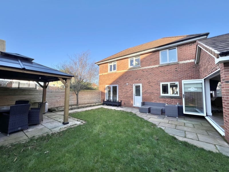 Jubilee Gardens, Staining, FY3