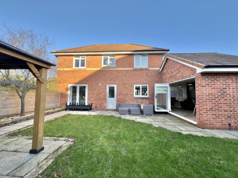 Jubilee Gardens, Staining, FY3