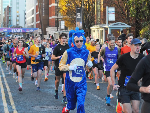 The runners set off.