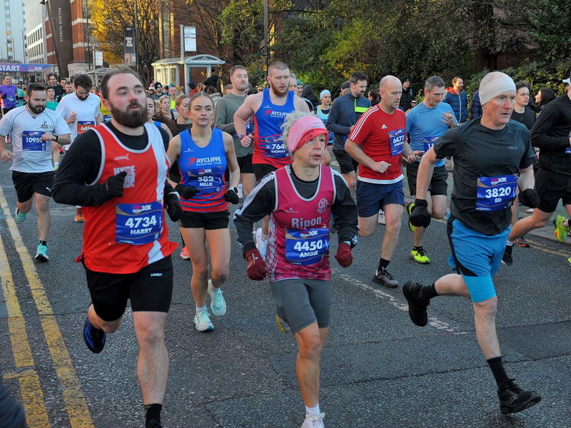 The runners set off.