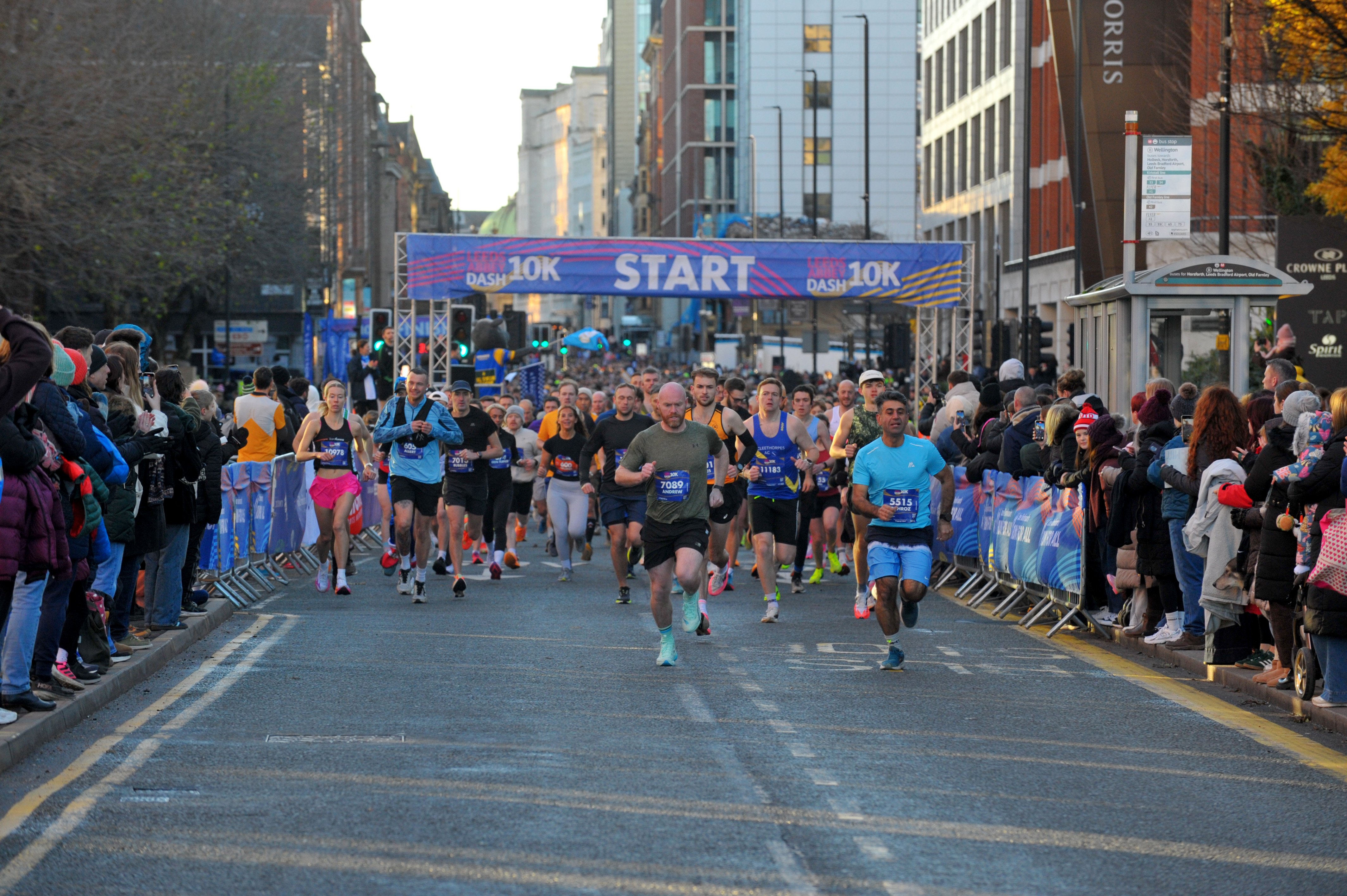 The runners set off.