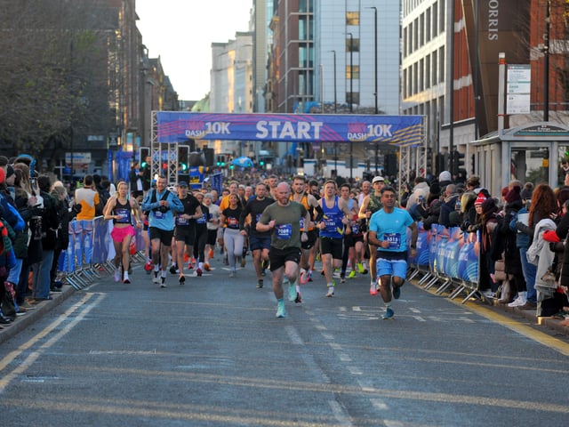 The runners set off.