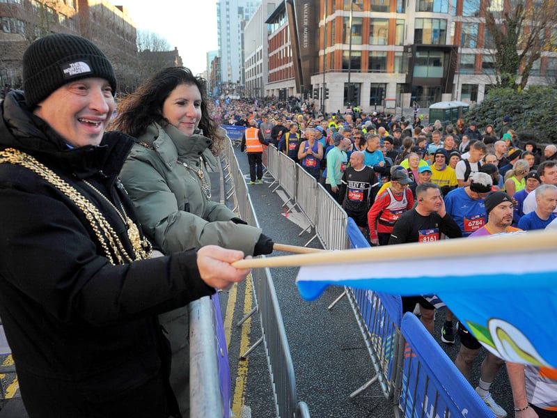 The Lord Mayor and Lady Mayoress Coun Dan Cohen and Elayna Cohen set off the runners in Wellington Street.