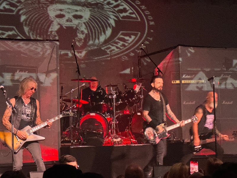 The band encored with 'Little Lost Sometimes' and 'Free 'n' Easy'.