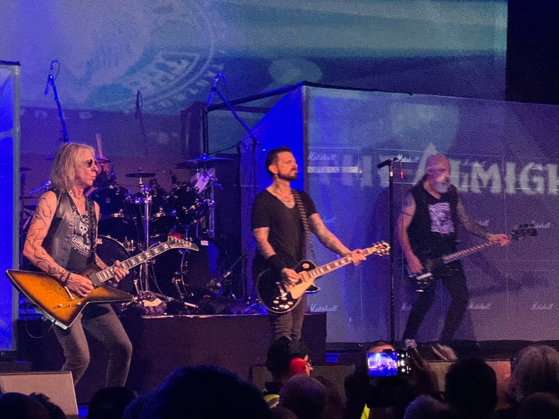 The set was completed by six songs from album 'Powertrippin''.