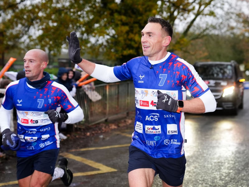 Leeds Rhinos legend Kevin Sinfield has started the first day of his 7 in 7 challenge from Bury St Edmonds to Ipswich.