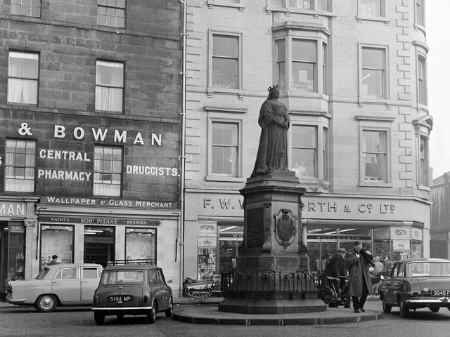 The Queen Victoria statue at the foot of Leith Walk in 1964.