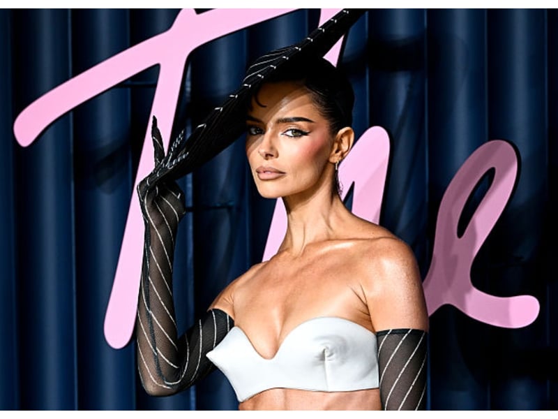 I personally was not a fan of the outfit or rather bra and pinstripe skirt chosen by Maura Higgins for The Fashion Awards 2025