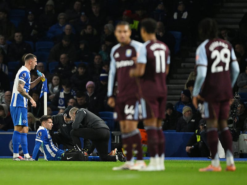 Very unfortunate as he twisted his knee after 22 minutes into his first PL start. Started ahead of Welbeck and looked good early on.