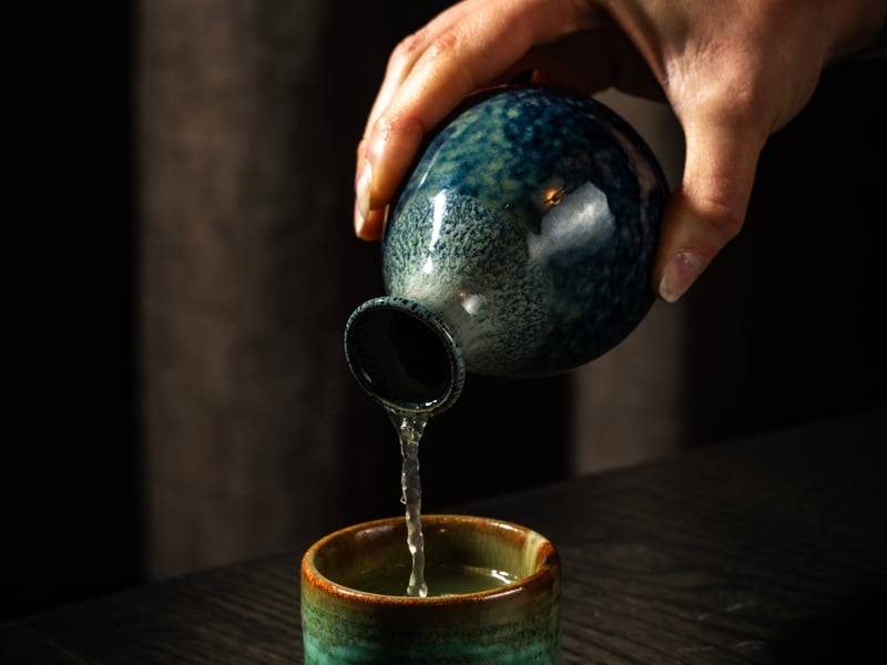 The bar also offers an impressive line-up of sake, shochu, umeshu and Japanese whiskies, alongside premium spirits, wines, Mikkeller beers and teas. Small bites from the kitchen complement the drinks list, creating a relaxed setting for evening cocktails or late-night gatherings.