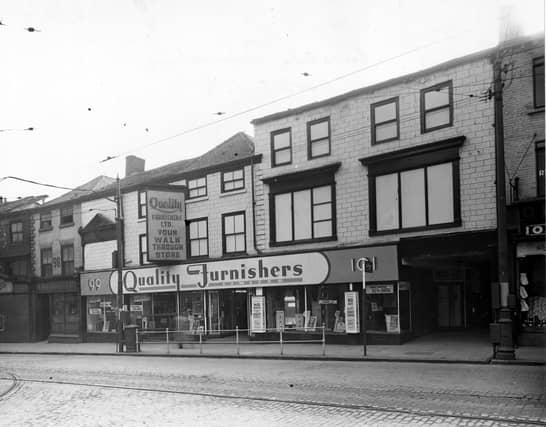 Kirkgate in October 1948. This view shows shops at numbers 98 to 101. Number 98 W. & G. Scott Provision Merchant, numbers 99 to 101 Quality Furnishers Ltd. Advertisement in window. Cobbled road with tram lines. The block was between the Fox and Grapes Yard and Crown Court.