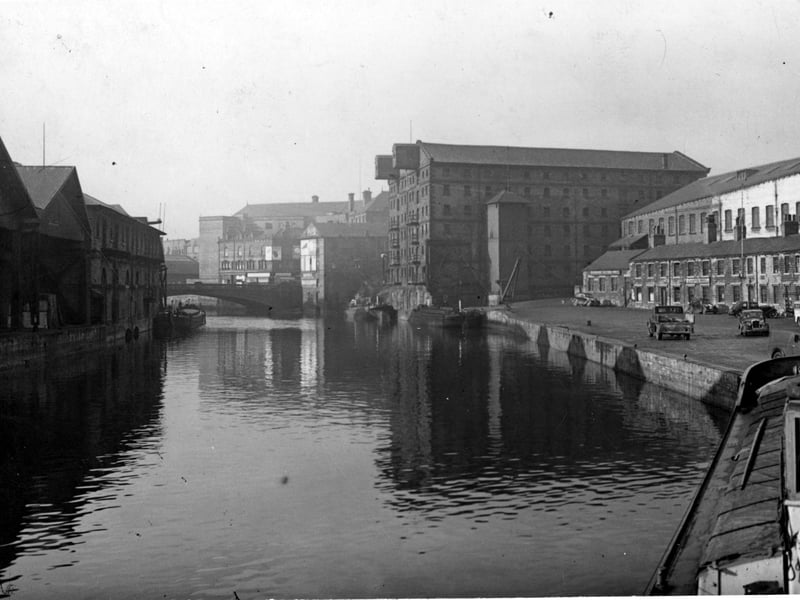 River Aire looking towards Leeds Bridge, showing warehouses on either side. British Waterways warehouse to left. Pictured in November 1948.