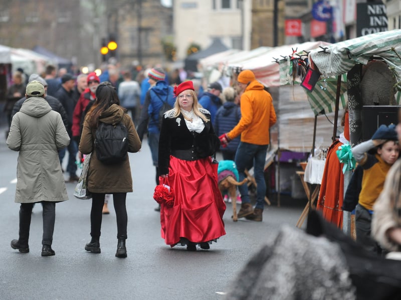 Crowds at the Fayre.