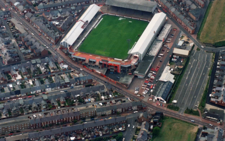 The pub can just be seen in the bottom corner of this 1992 photo of Roker Baths Road in which Roker Park dominates the picture.