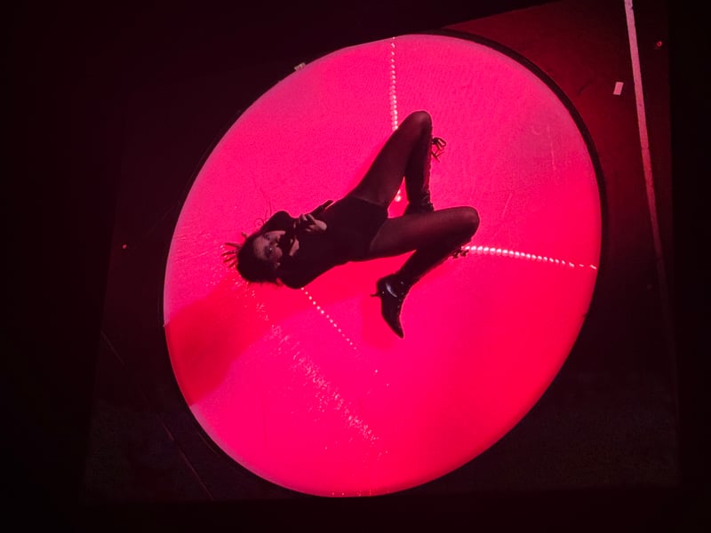 At points lead singer Ellie performed on a rotating disc, filmed from above and played on the big screens.