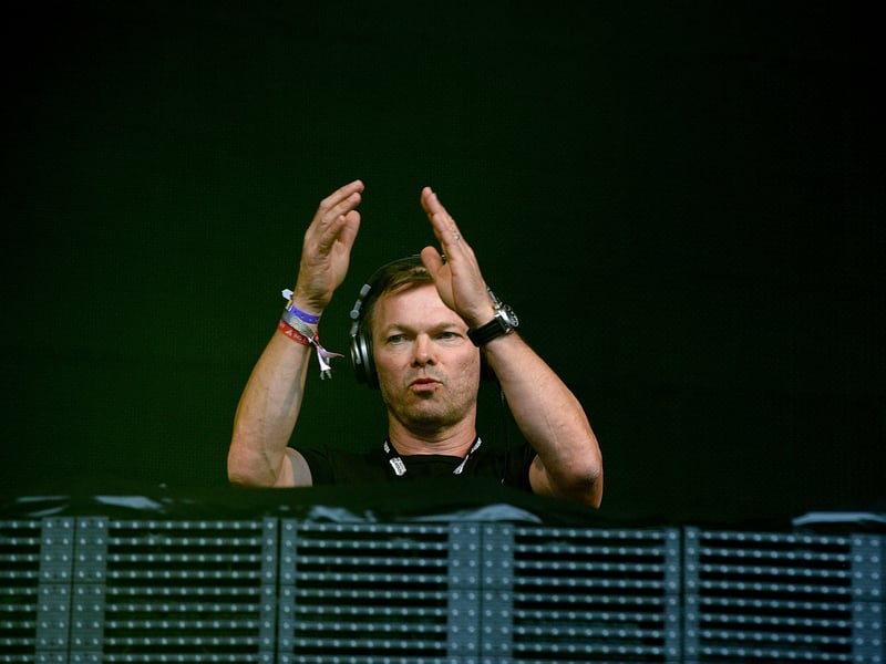 The quintessential summer soundtrack gets a winter makeover. Joined by the Essential Orchestra, Pete Tong reimagines the biggest dance tracks of the last three decades in a stunning symphonic style.