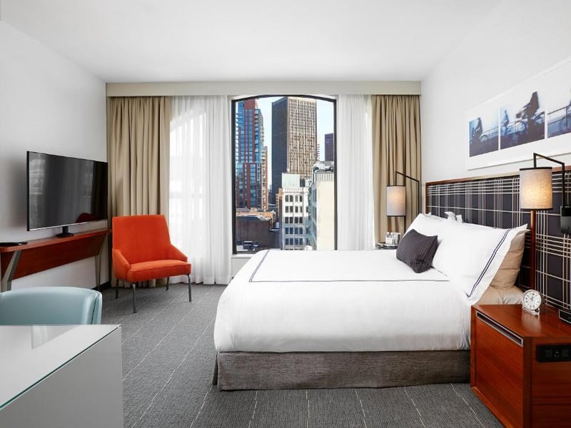 A 37-minute drive from the Gillette Stadium, this four star hotel is located in the theatre district and offers an on-site restaurant, a lounge, and a fitness centre. This hotel is rated at 9.0 by Booking.com reviewers. Prices begin at around £183.