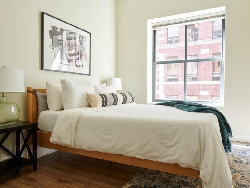 This apparent is available to rent at a cost of around £570 per night, and is located in the Financial District, which is about a 30 minute car ride from the Gillette Stadium. Rated at 9.0, it is a fairly new addition to Booking.com.