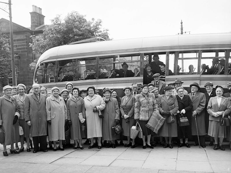 Inverleith Good Neighbours leave fora trip to Peebles in May 1958.