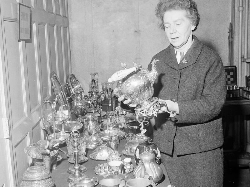 An antique sale at Dowell's Saleroom in George Street in December 1964.