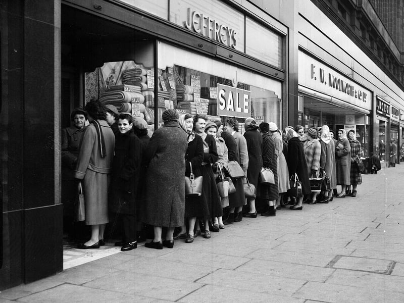 The Jeffreys sale queue in Lothian Road in Febraury 1959.