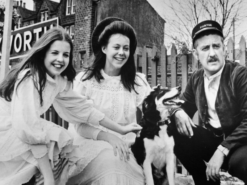 This is the quintessential wholesome Yorkshire film, set in the fictional village of Oakworth (using the real-life heritage station near Keighley). It tells the story of three children who move to the countryside after their father is falsely imprisoned. It showcases the nostalgic, rolling beauty of the Worth Valley and remains a cornerstone of the county’s cultural heritage.