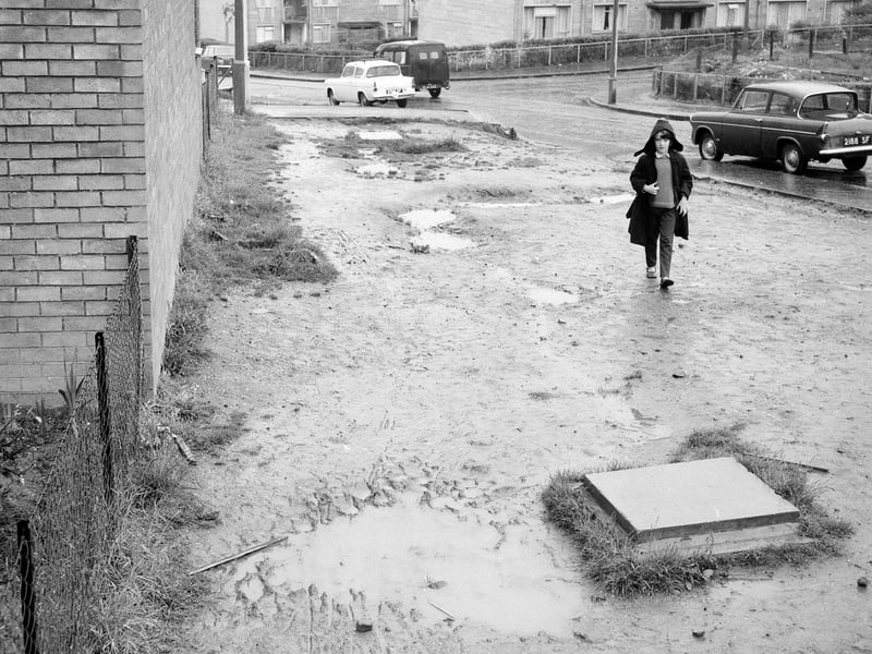 A picture showing the poor condition of Oxgang streets in August 1964.