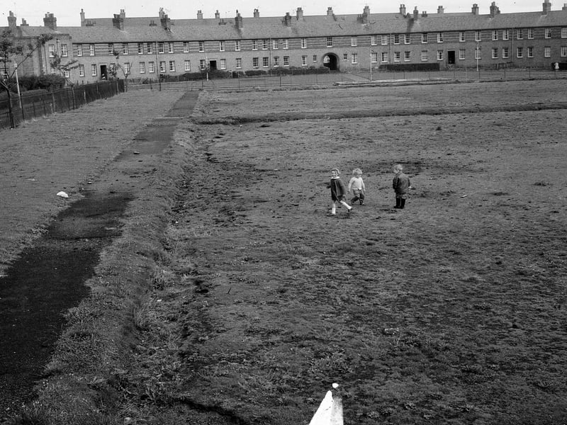 Children playing in Oxgangs in August 1964.