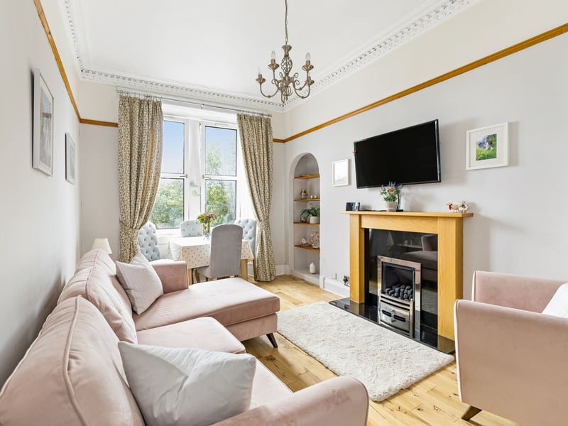 Another great home in sea-side town of Portobello is this flat just minutes from the beach. The property is filled with natural light and enjoys leafy views, and is an ideal space for a couple who enjoy coastal walks, independent shops and
cafés which are right on the doorstep