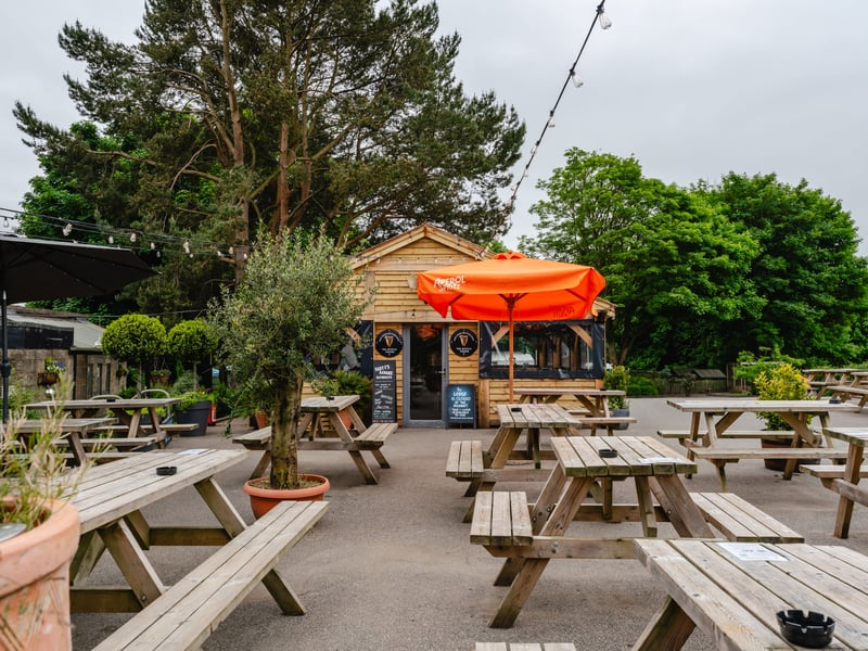 A firm favourite with our readers, the Myrtle Tavern is frequently cited for its award-winning garden. Tucked away on the edge of Meanwood Park, it offers a massive outdoor space that feels worlds away from the city centre bustle.  🍺 Myrtle Tavern, Parkside, Meanwood, Leeds LS6 4NE