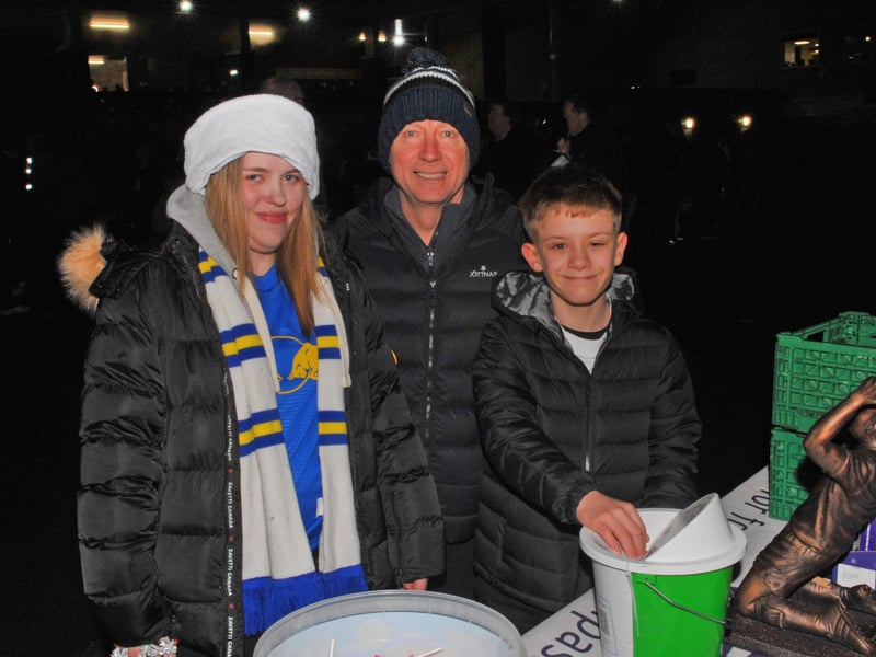 Paul Smith, of Rothwell, and his children Ellie and Theo donate.