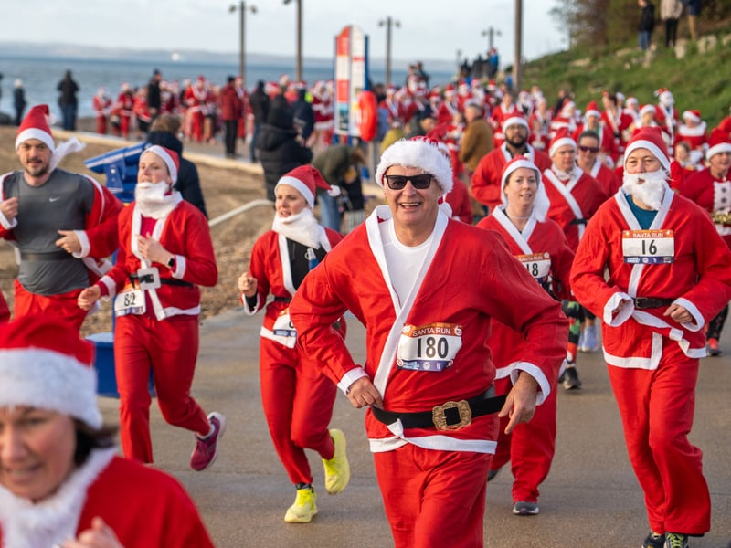 Southsea turned into a sea of red as hundreds of people took part in the Santa 5k and 10k. 


Picture: Alec Chapman