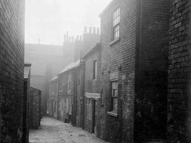 Hope Yard in November 1929. It was locatedoff Upper Headrow between nos.25/26 and Mark Lane. This view from November 1929 looks towards The Headrow. This property would be demolished as part of land clearance to provide site for Lewis' store, now Allders.