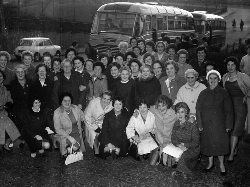 Gilmerton Dykes Community Association Women's Guild set off on a mystery tour in September 1964.
