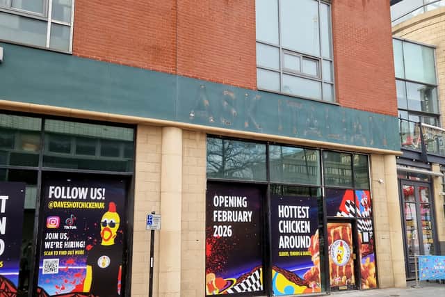 Signs have gone up as American fast food chain Dave's Hot Chicken reveals new Sheffield city centre opening date.