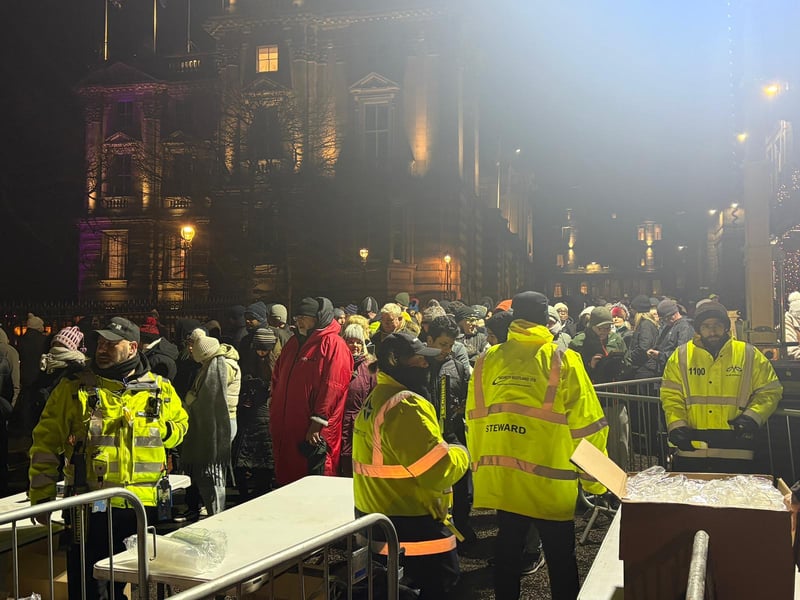 The crowds at The Mound entrance were growing as the official 8pm start time got closer. 