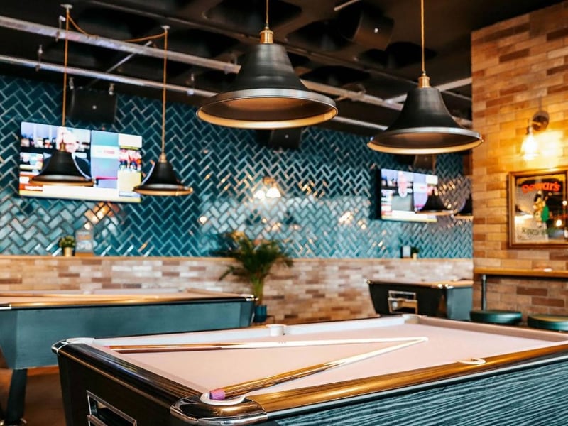 Pinnacle is a sports and gaming bar, which even hosts its very own ‘Pool League’. But if you want a clear head while playing, Pinnacle offers a selection of non-alcoholic drinks. It has mocktails such as the Tommy Collins Jr, alcohol-free spirits such as Tanqueray 0.0%, alcohol-free lager, soft drinks and much more.