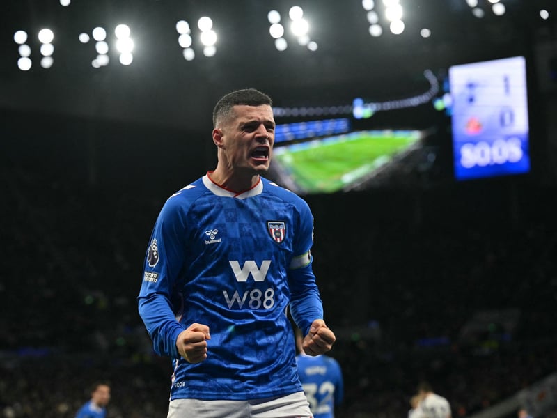Took a little while to get into his work but showed a really good passing range through the second half. Strong in extra time, seemingly fired up by the questionable penalty award. Great penalty in the shootout. 7