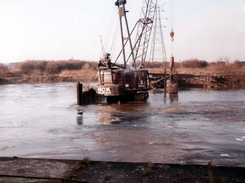 New weir at Twaite during construction in January 1986. The old weir had collapsed in 1976 when the mill was owned by the Horn family and they had been forced to cease production of putty. The Thwaite Mill Society had formed in 1978 to restore the site which is now a museum.