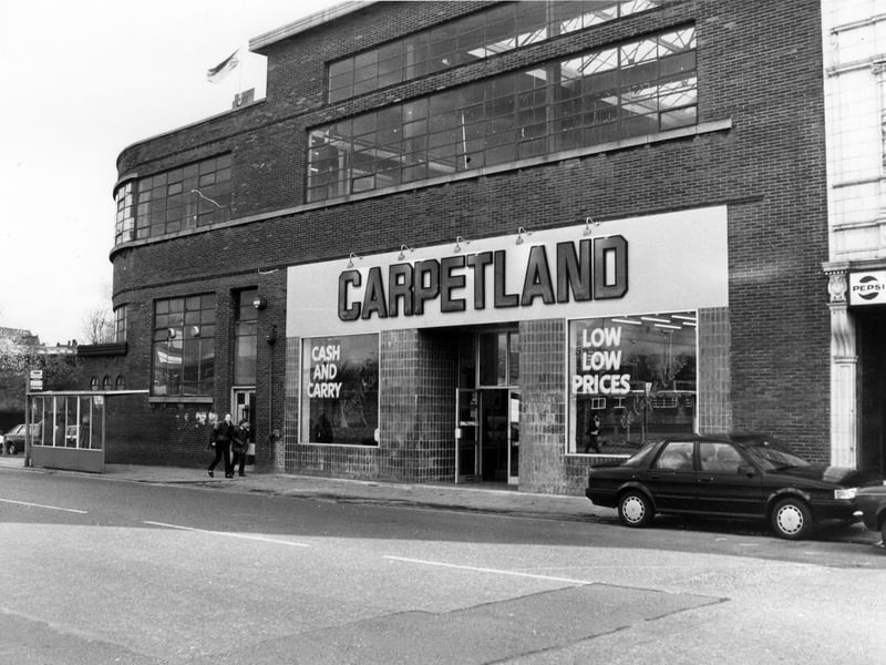 New York Street showing the premises of Carpetland Cash and Carry Carpets in March 1986.