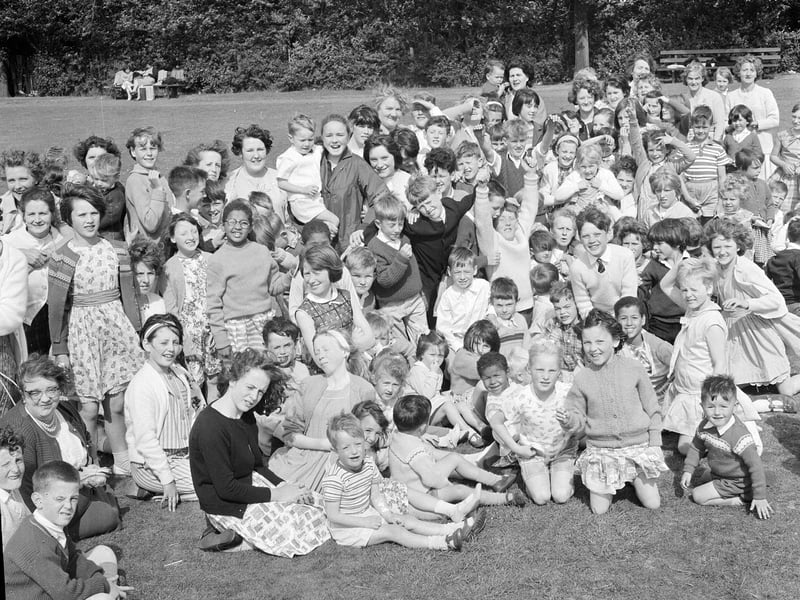A children's picnic in Broomhouse in August 1964.