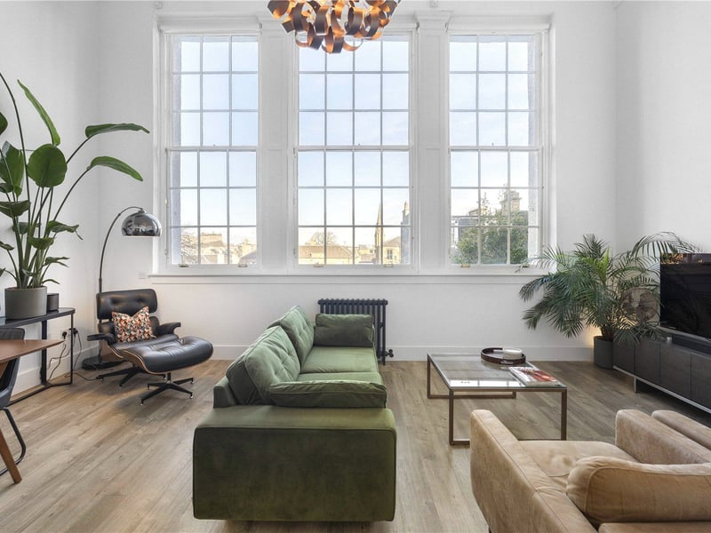 The stunning open plan living, dining and kitchen space is flooded with natural light from three large windows displaying spectacular Edinburgh Castle views. 