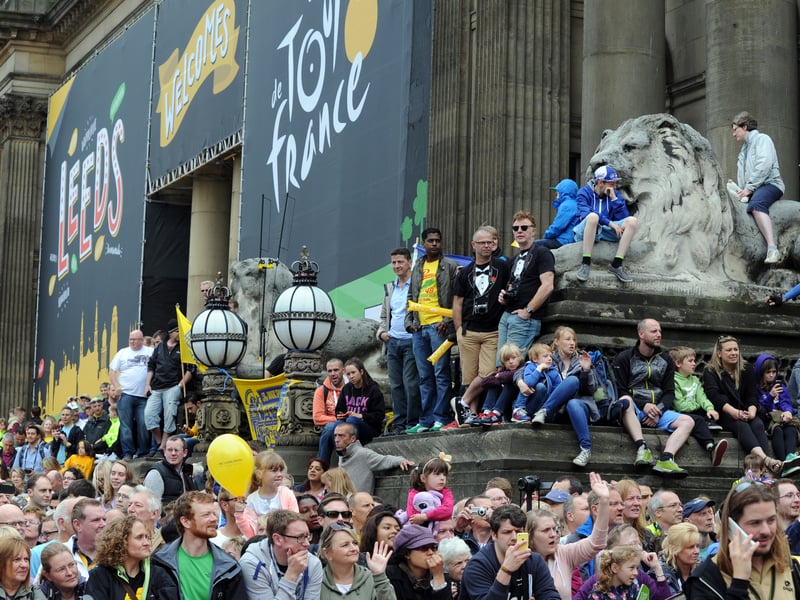 Spectators on the steps of Leeds Town Hall.
