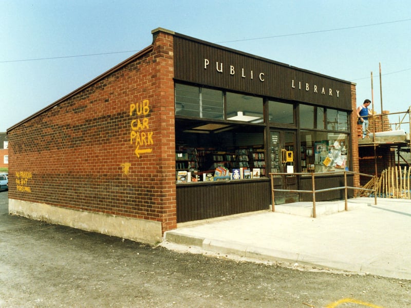 The old Halton Branch Library on Selby Road in April 1987. A notice on the side of the library points to the 'pub car park' for the Travellers Inn next door.
