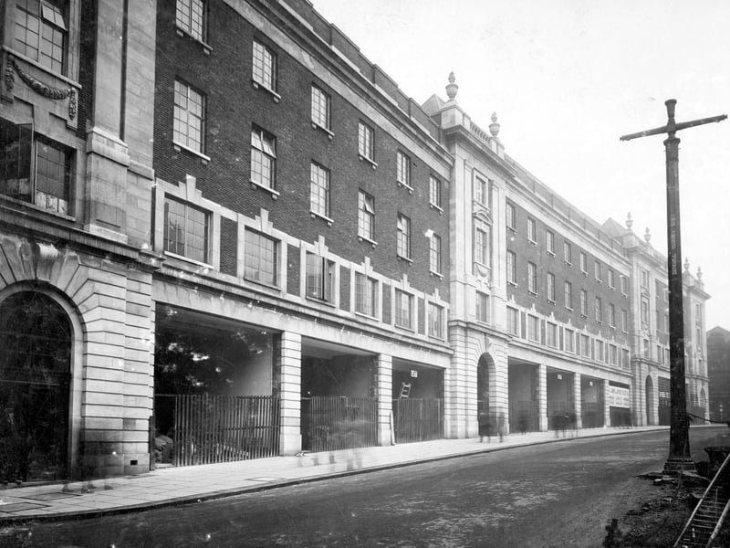 Shop units and offices, part of new Headrow unified building project. designed by Sir Reginald Blomfield and G.W.Atkinson for Leeds Corporation, cost £120,000. Nine ground level shop units, four floors of office space. Pictured in November 1931.