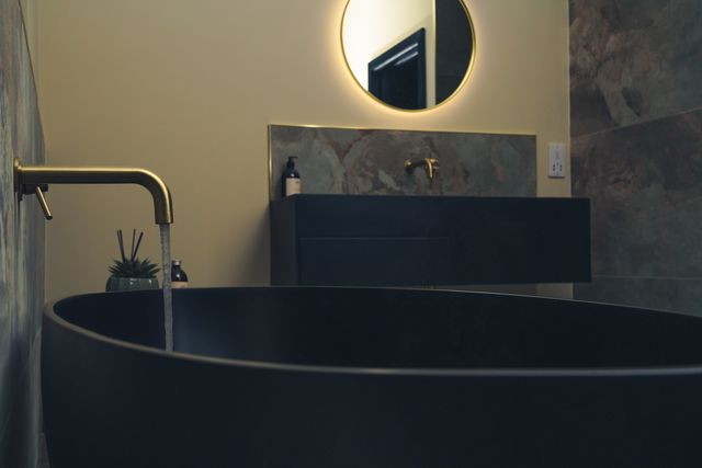 The kingsize bedroom has an ensuite bathroom complete with provided toiletries.